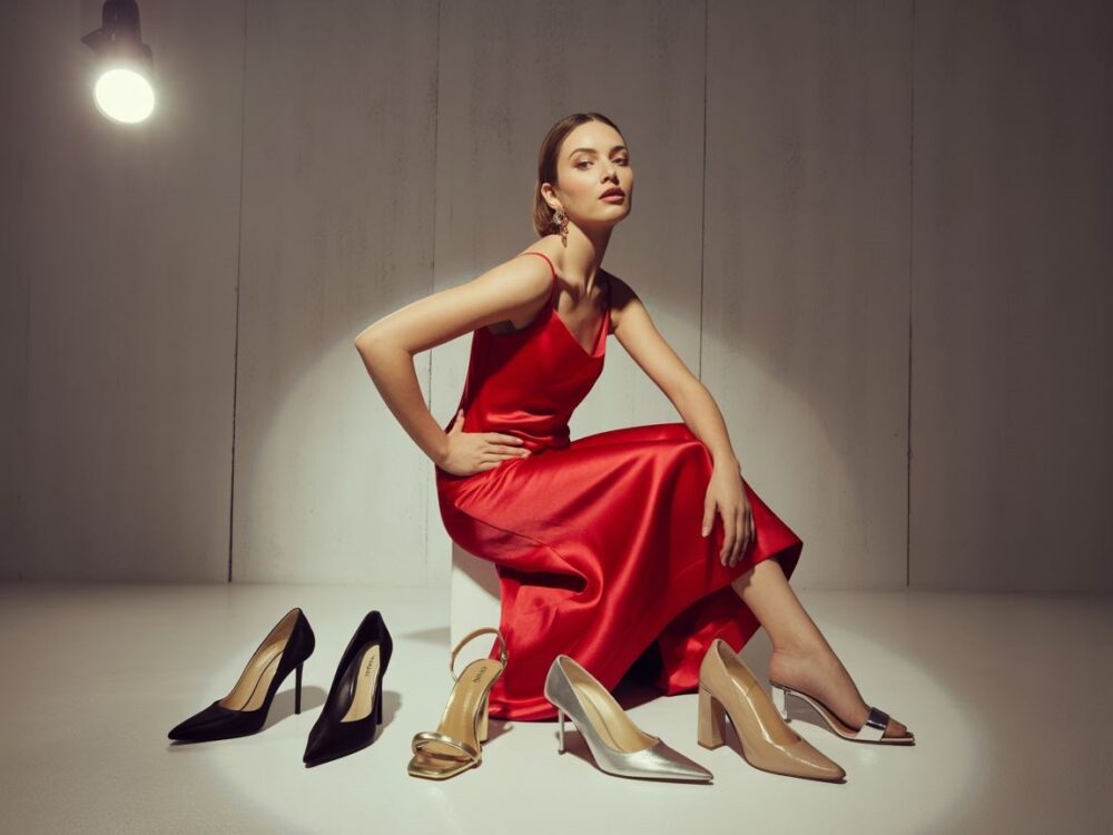 Czarne szpilki z czerwoną sukienką