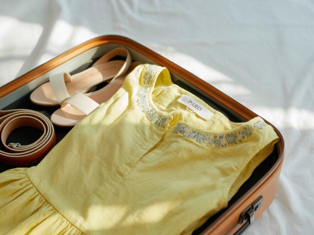 Porządek w walizce z sukienkami