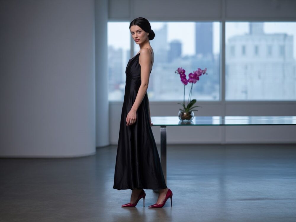 Złote szpilki do czarnej sukienki