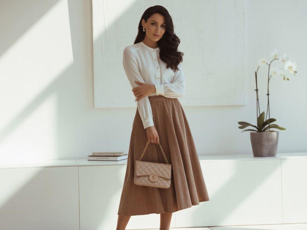 beżowa bluzka i brązowa spódnica