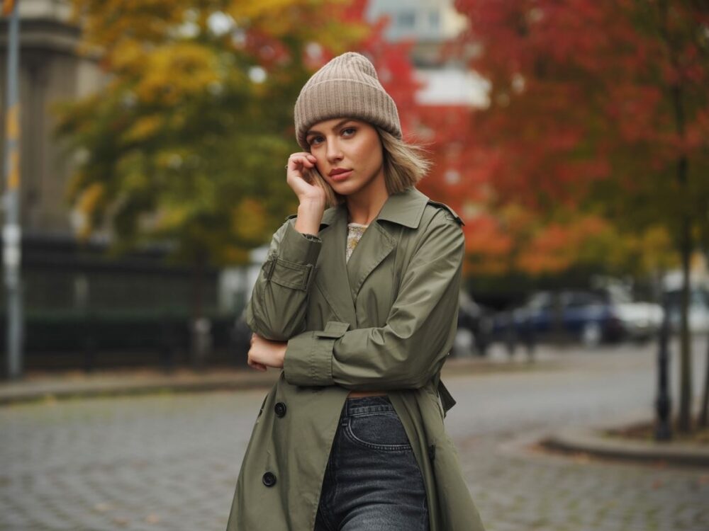 beżowa czapka do zielonej kurtki