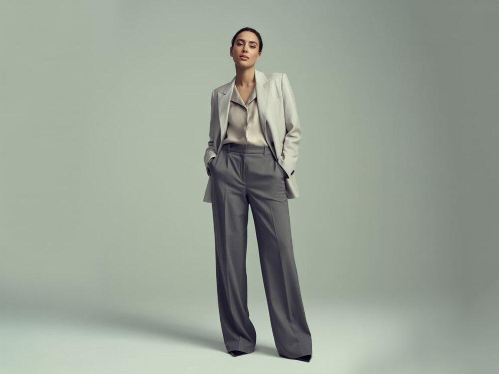 beżowa marynarka i ciemne jeansy