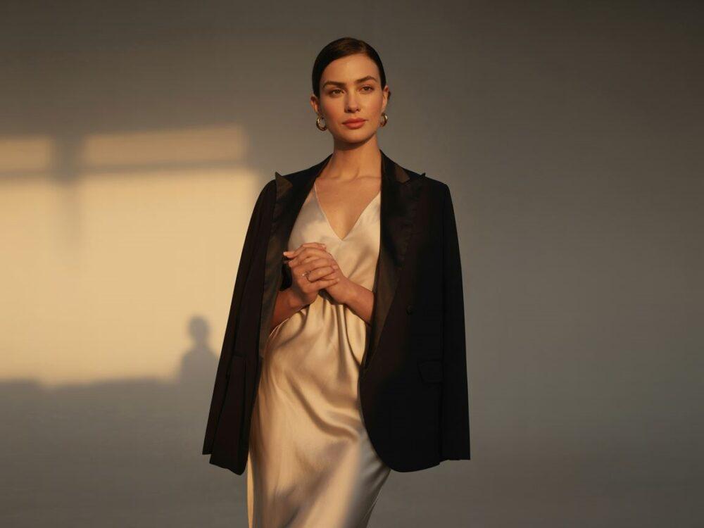 beżowa sukienka z żakietem