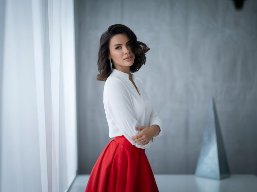 biała bluzka do czerwonej spódnicy