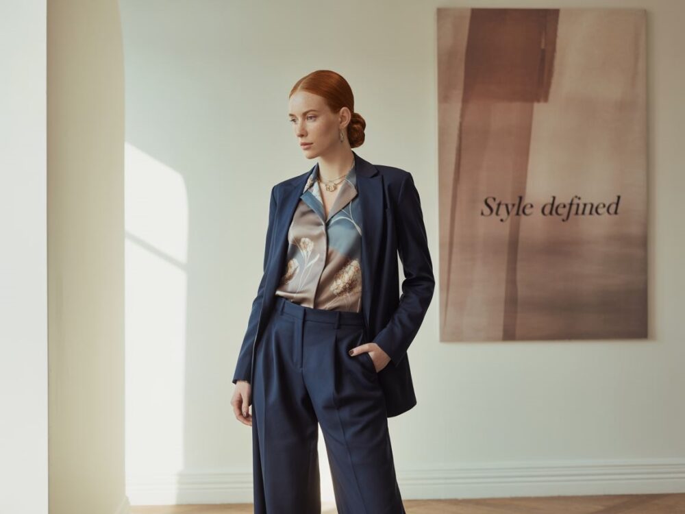 biała bluzka do granatowych spodni