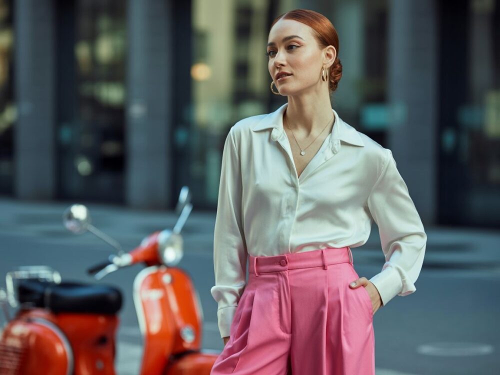 biała bluzka do różowych spodni