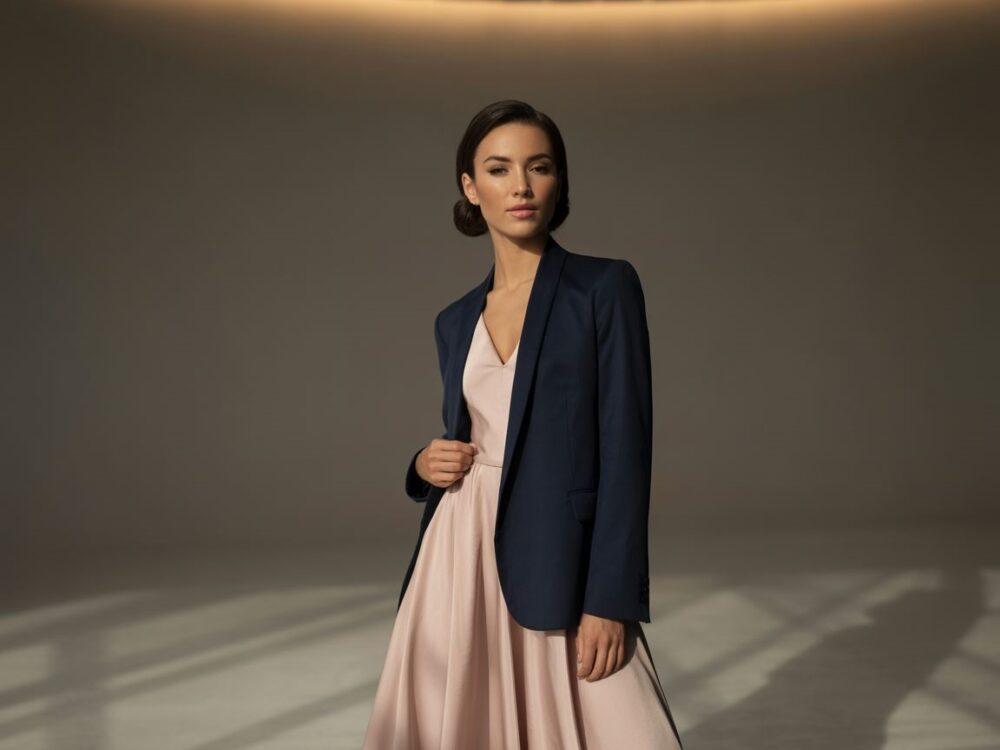 biała marynarka do różowej sukienki