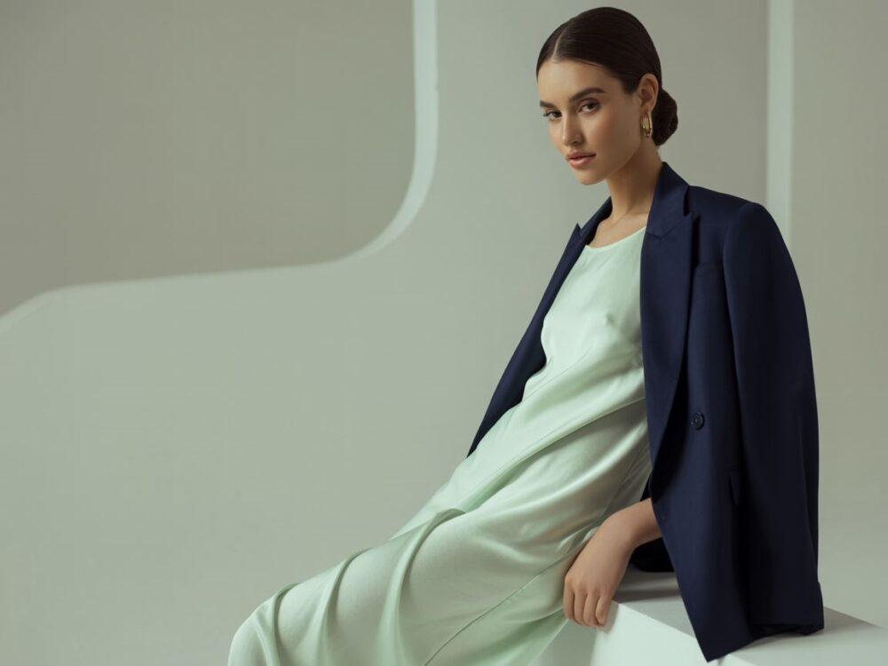 biały żakiet do miętowej sukienki