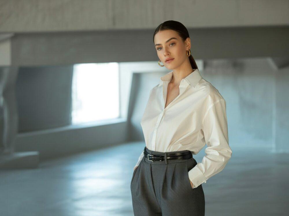 bluzka koszulowa pod marynarką