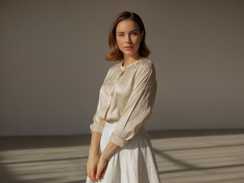 bluzka pastelowa do białej spódnicy