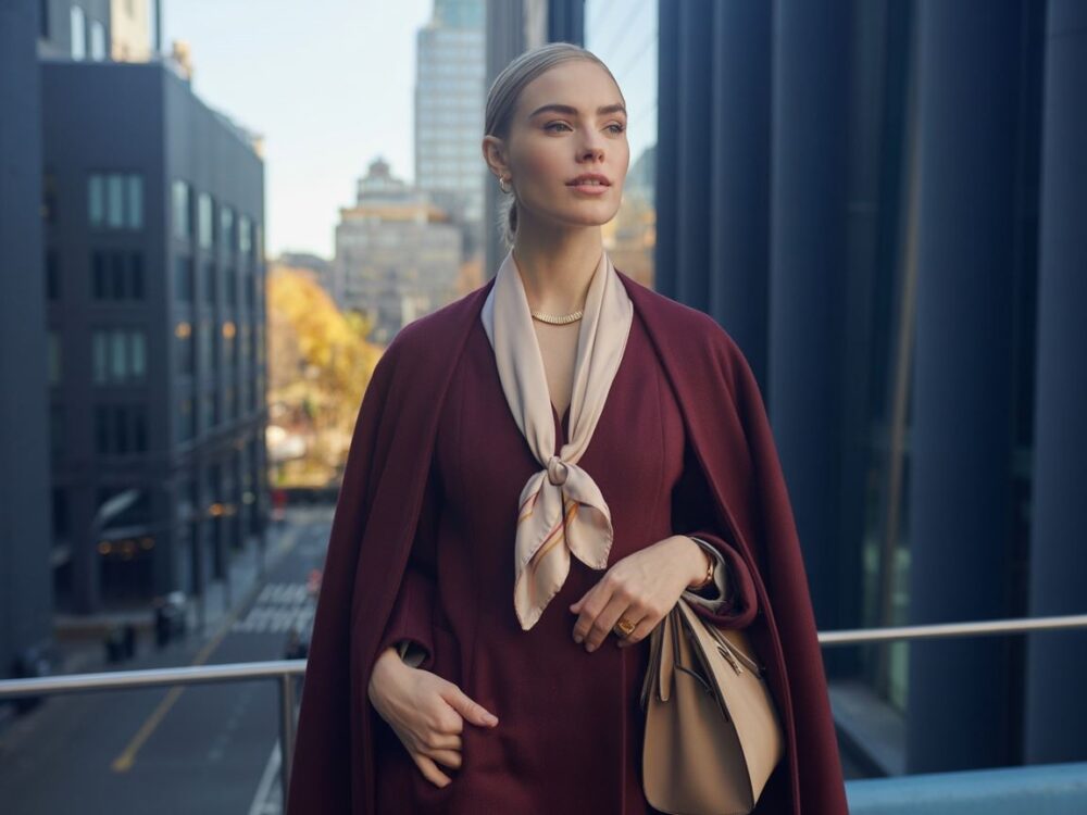 bordowy płaszcz i szare akcenty