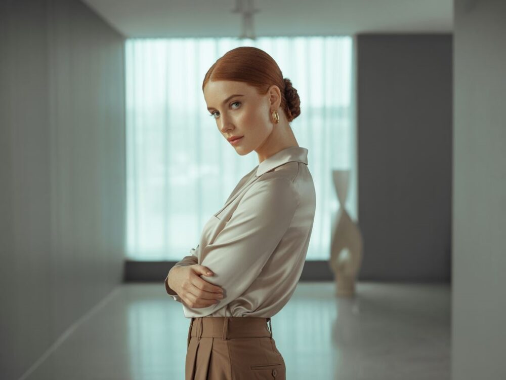 brązowe spodnie i niebieska bluzka