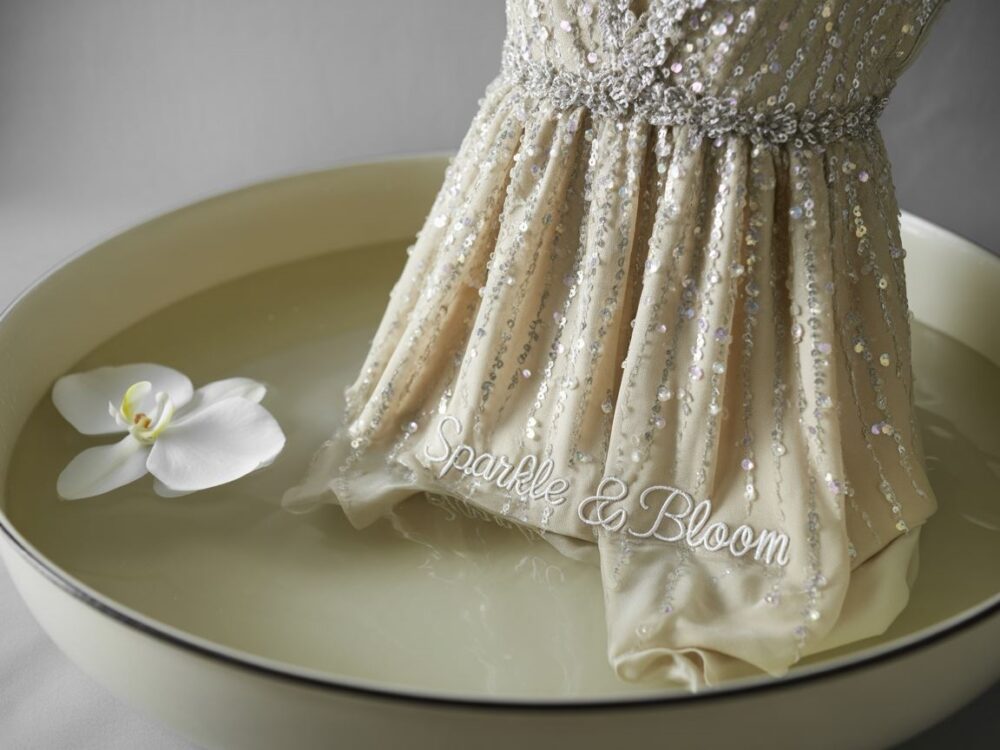 brokatowa sukienka i środki do prania