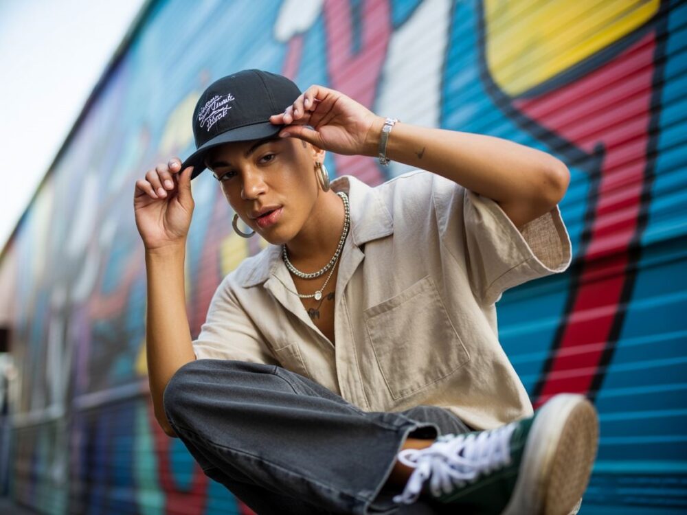 czapka z daszkiem na ulicy