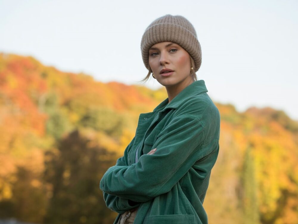 czapka zimowa i zielona kurtka