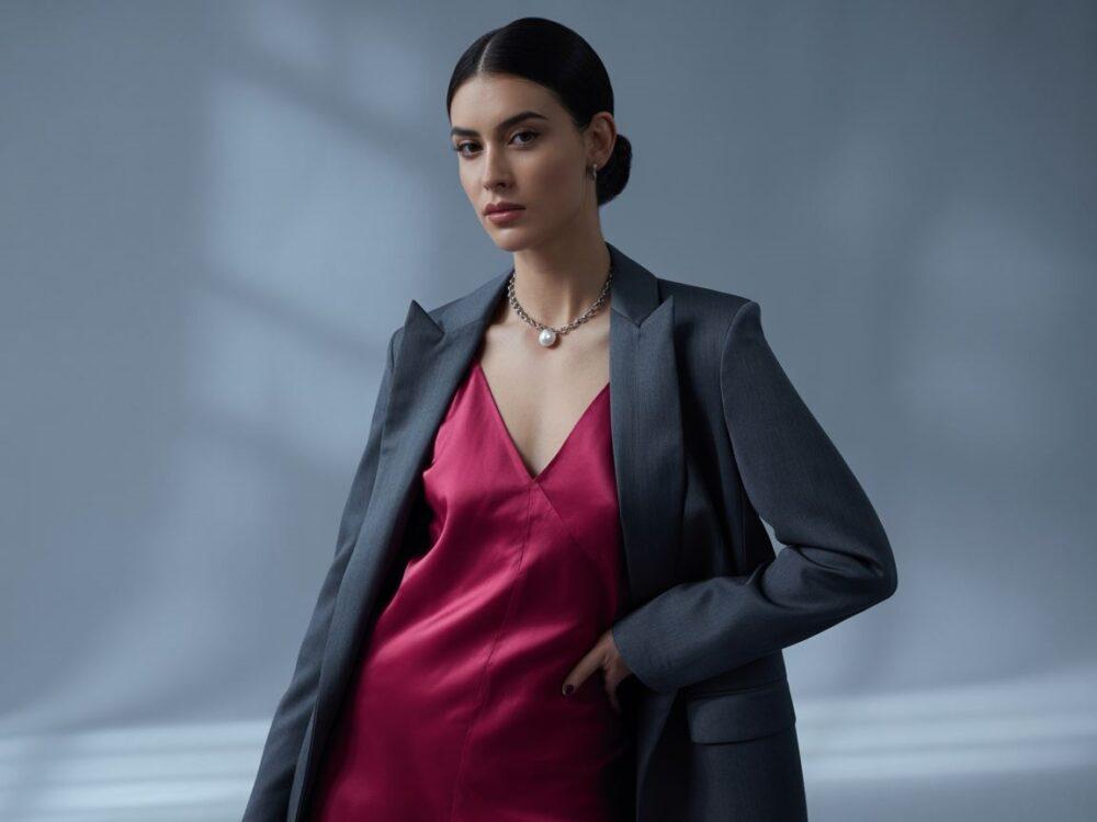 czarna marynarka do czerwonej sukienki