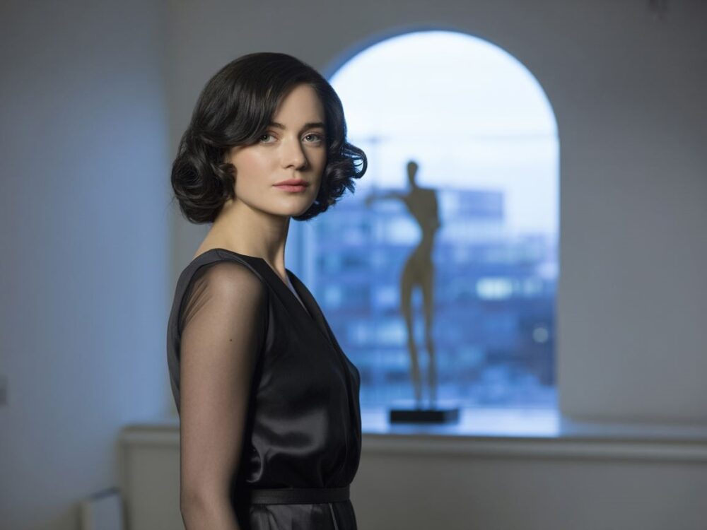 czarna sukienka i czarne rajstopy