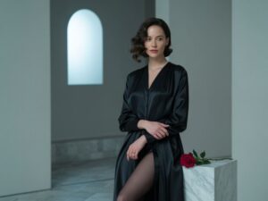 czarna sukienka i wzorzyste rajstopy