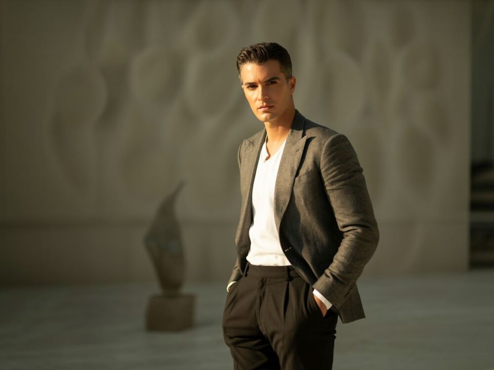 czarne spodnie z granatową marynarką