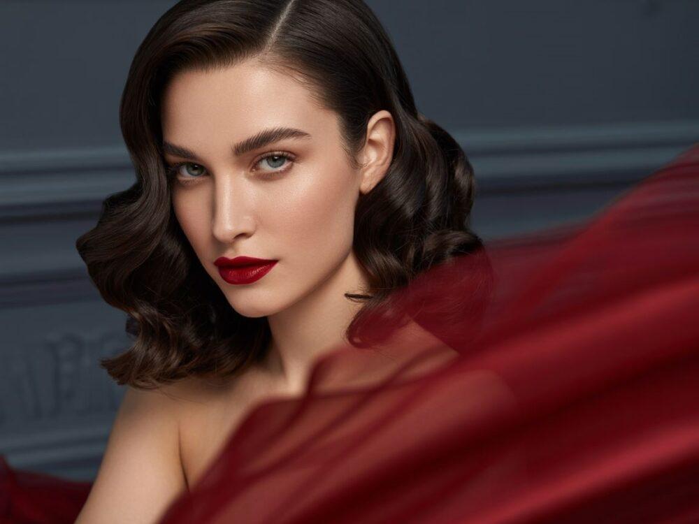 czerwona sukienka i szminka