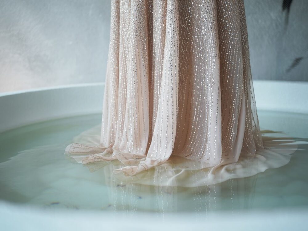 delikatne pranie sukienki z brokatem