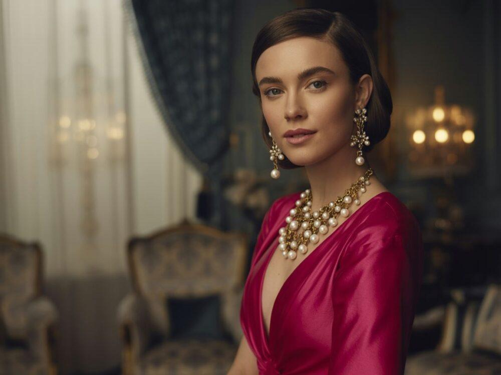 diamentowe kolczyki z czerwoną sukienką