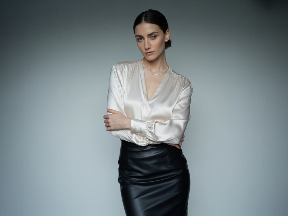 elegancka bluzka z czarną skórzaną spódnicą