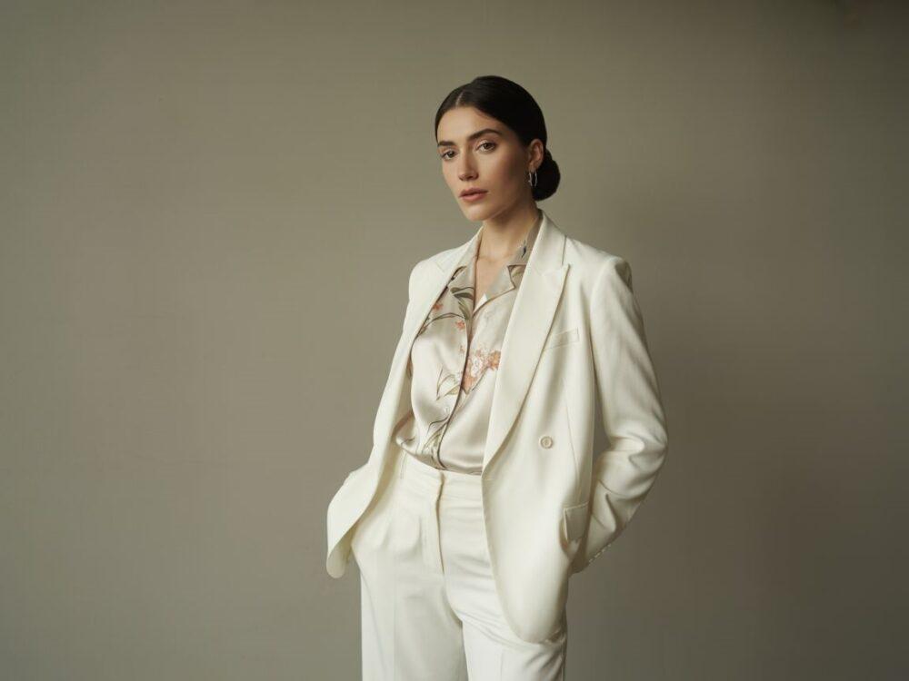 elegancka kobieta w białym garniturze