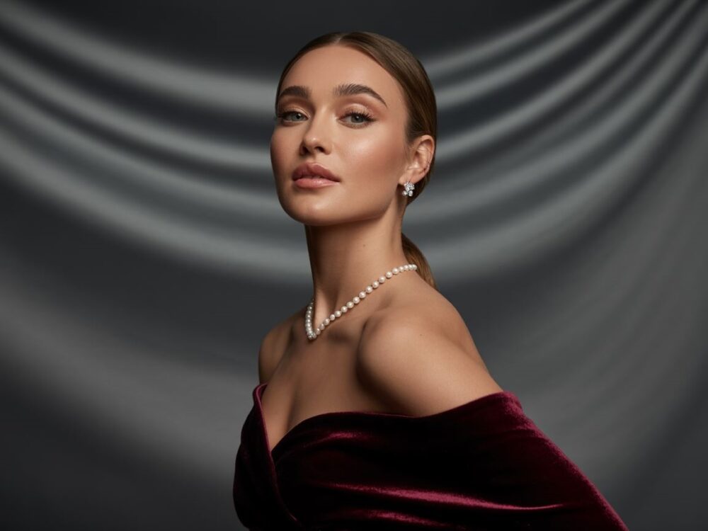 elegancka kobieta w bordowej sukience