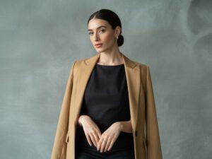 elegancka kobieta w marynarce