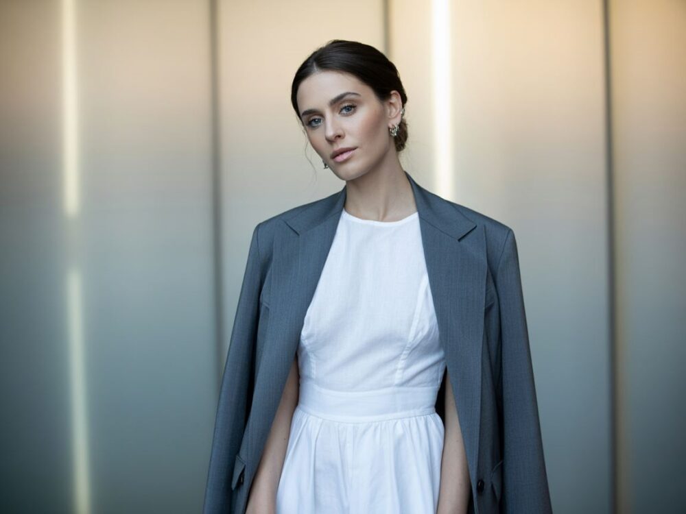 elegancka stylizacja z białą sukienką