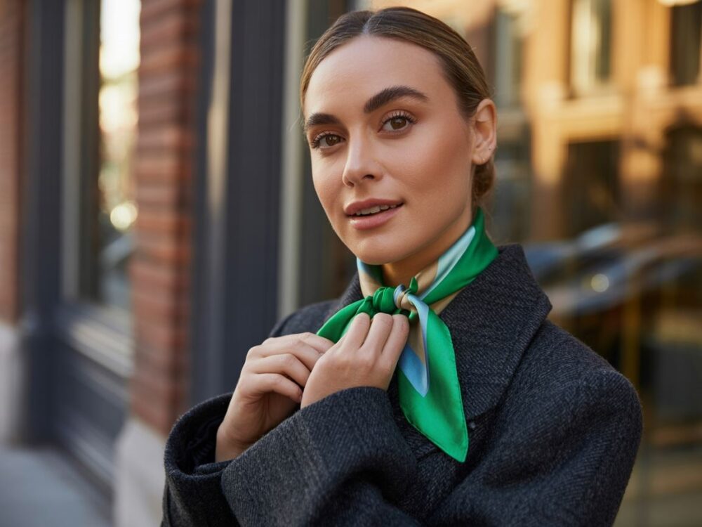 elegancki szal na beżowym płaszczu