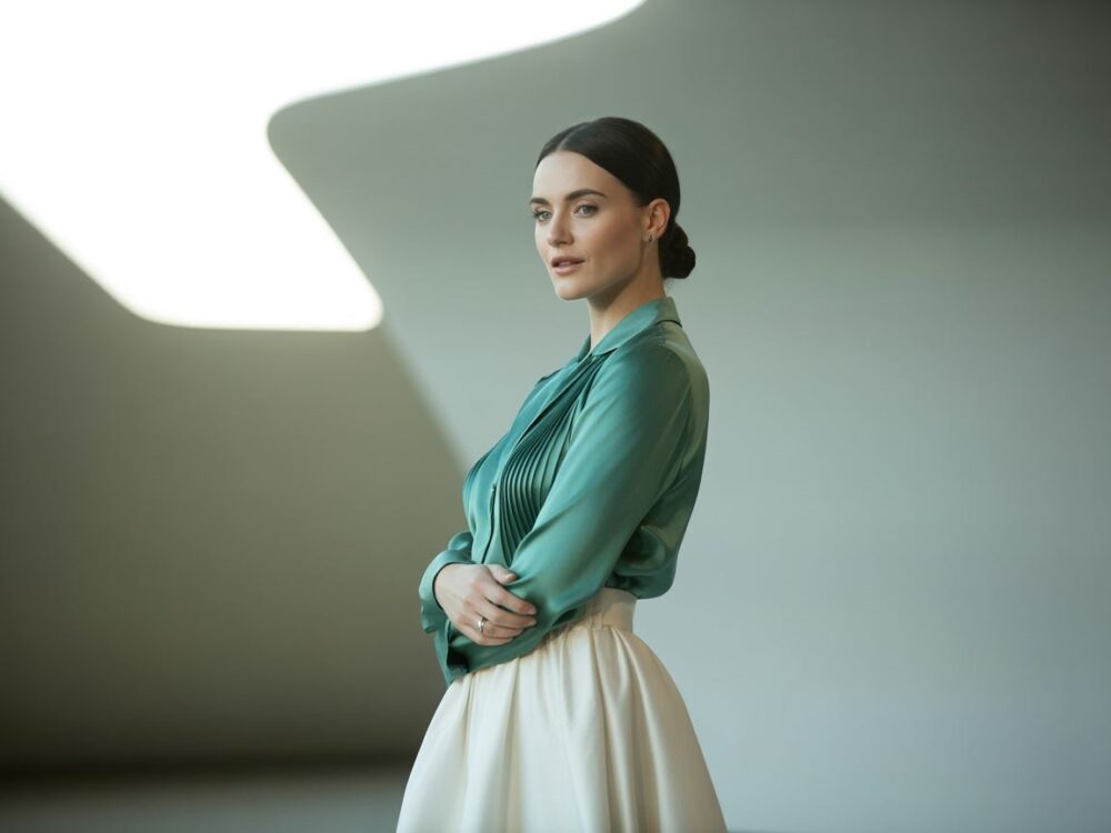 elegancki zestaw z białą spódnicą