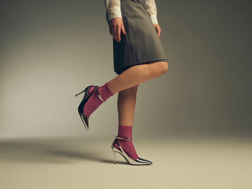 eleganckie szpilki z kolorowymi skarpetkami