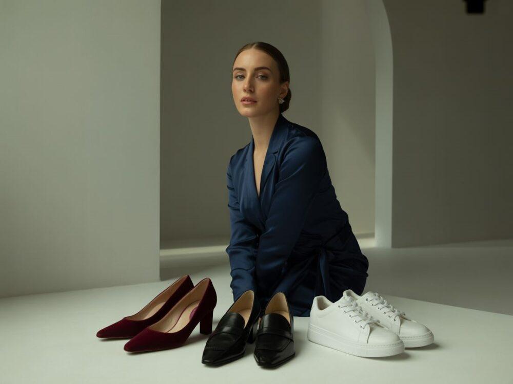 granatowa sukienka i beżowe szpilki