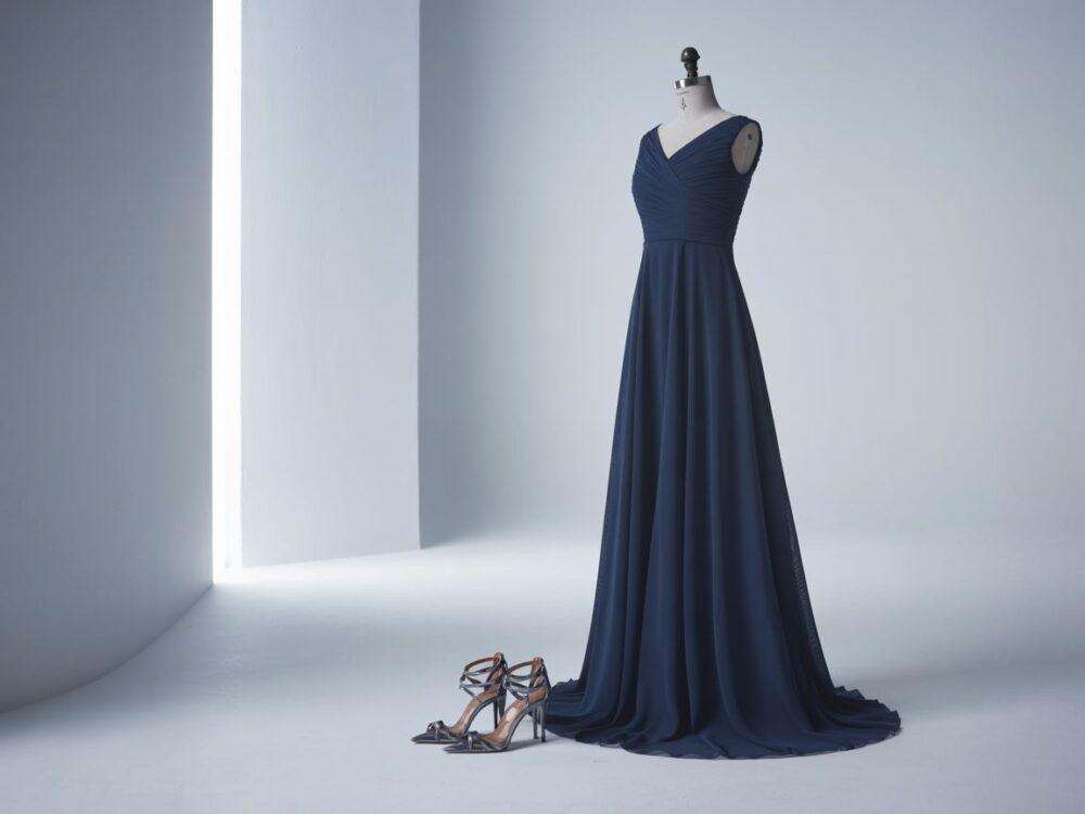 granatowa sukienka i szpilki