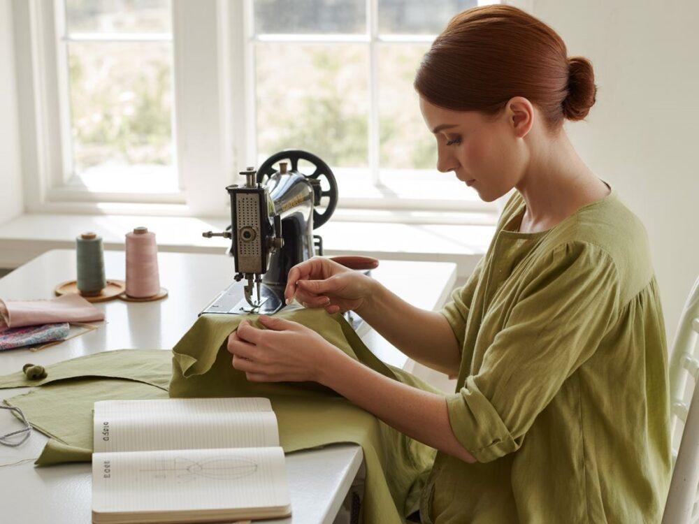kobieta przerabiająca tunikę