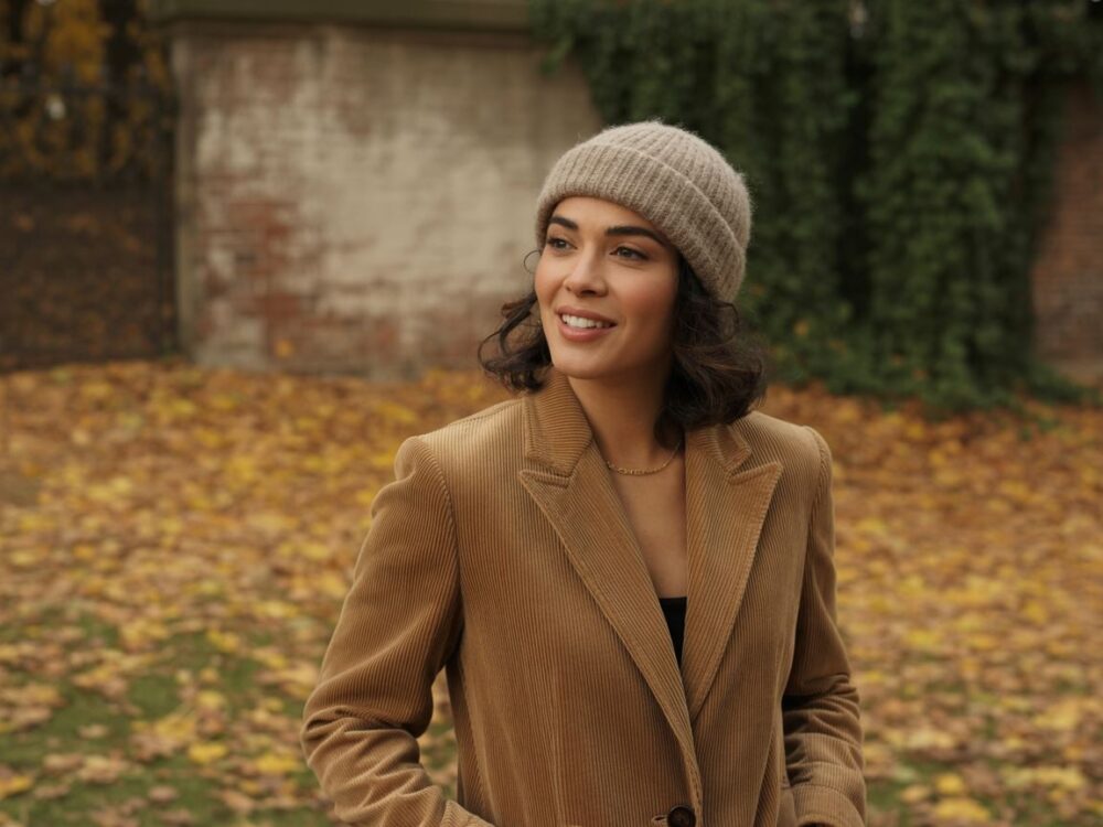 kobieta w brązowej kurtce