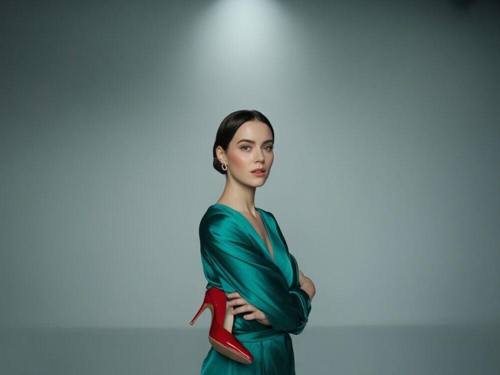 kobieta w sukience i czerwonych szpilkach