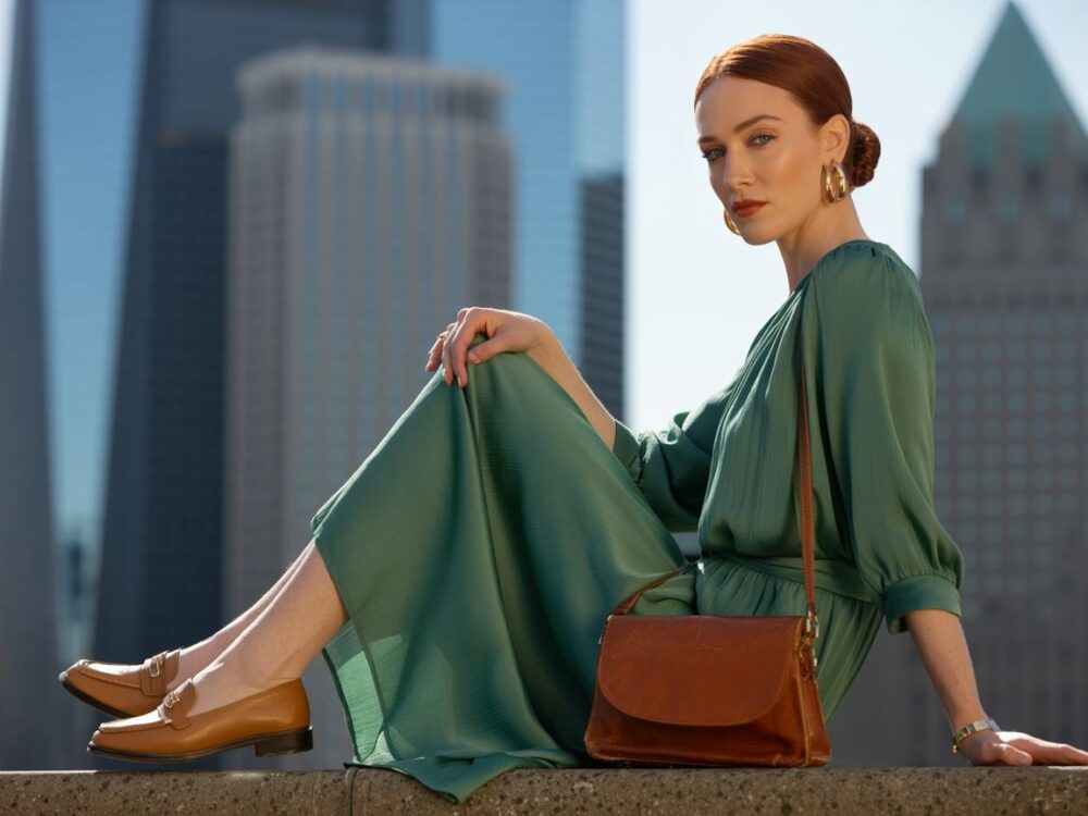 kobieta w sukience i mokasynach