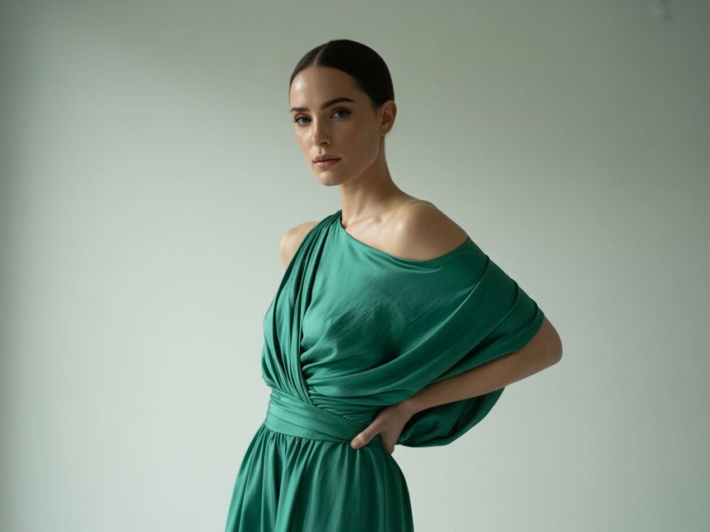 kobieta w sukience z szerokimi ramionami