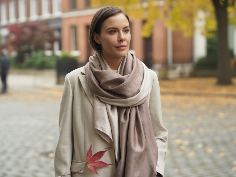 kolorowe szaliki na beżowej kurtce