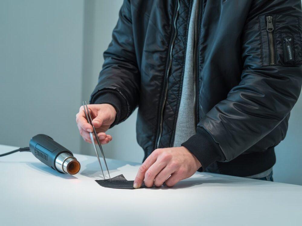 kurtka z częściowo zdjętym nadrukiem