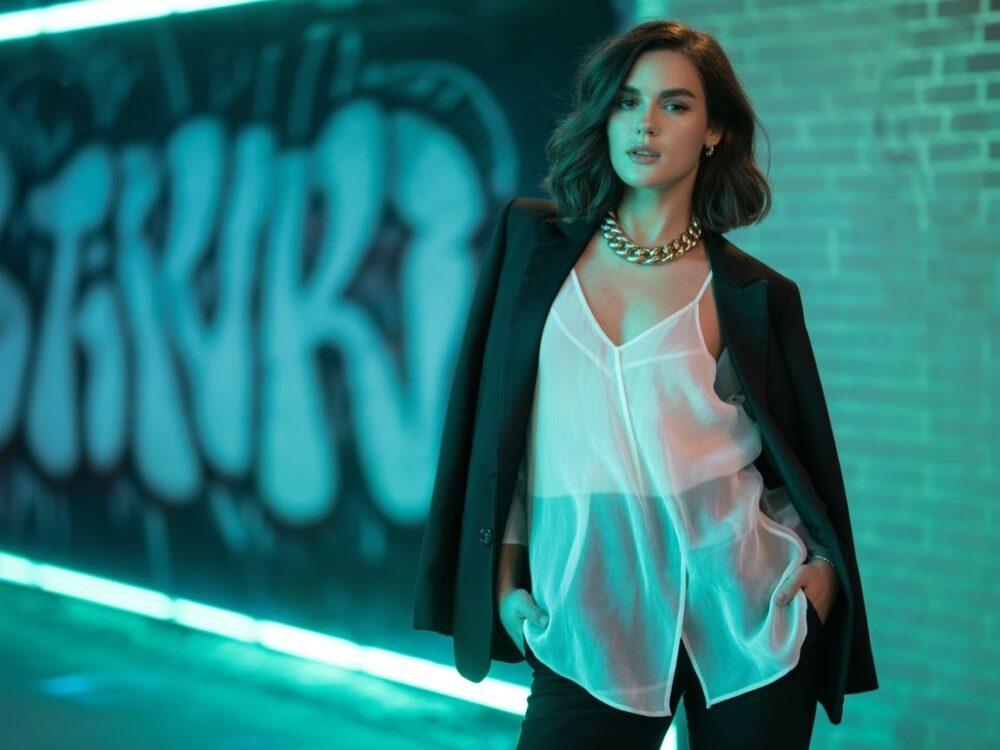 moda z transparentną bluzką