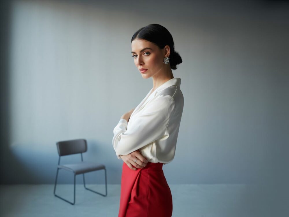 modna bluzka i czerwona spódnica