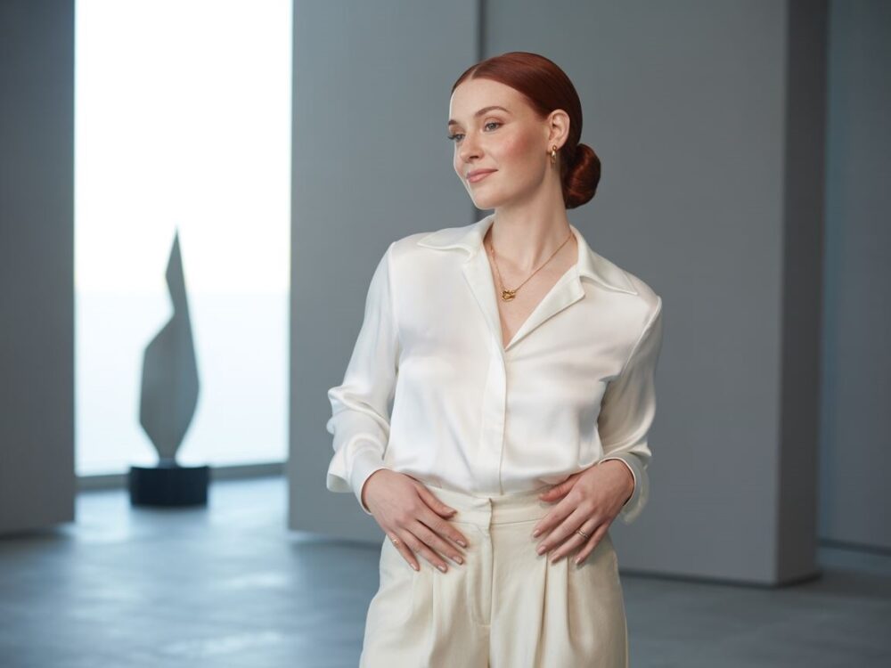 modna bluzka i jasne spodnie