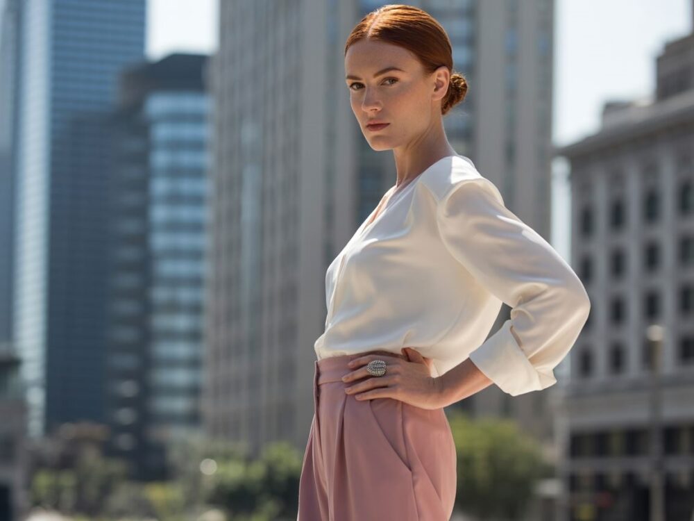 modna bluzka i różowe spodnie