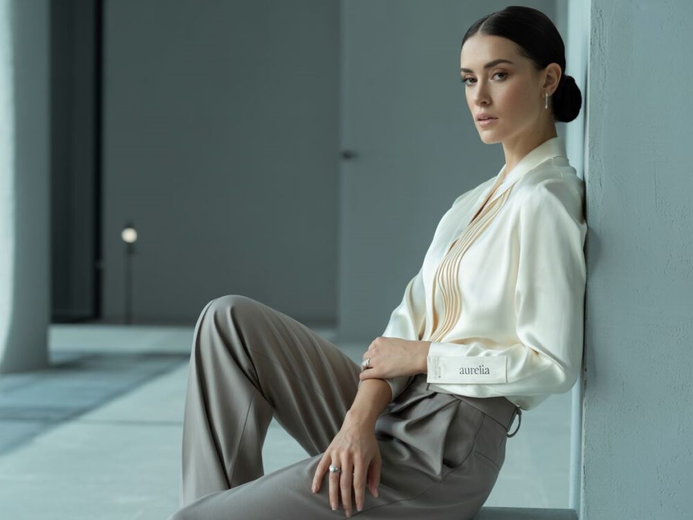 modna bluzka i szare spodnie