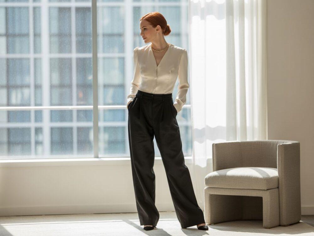 modna bluzka i szerokie spodnie