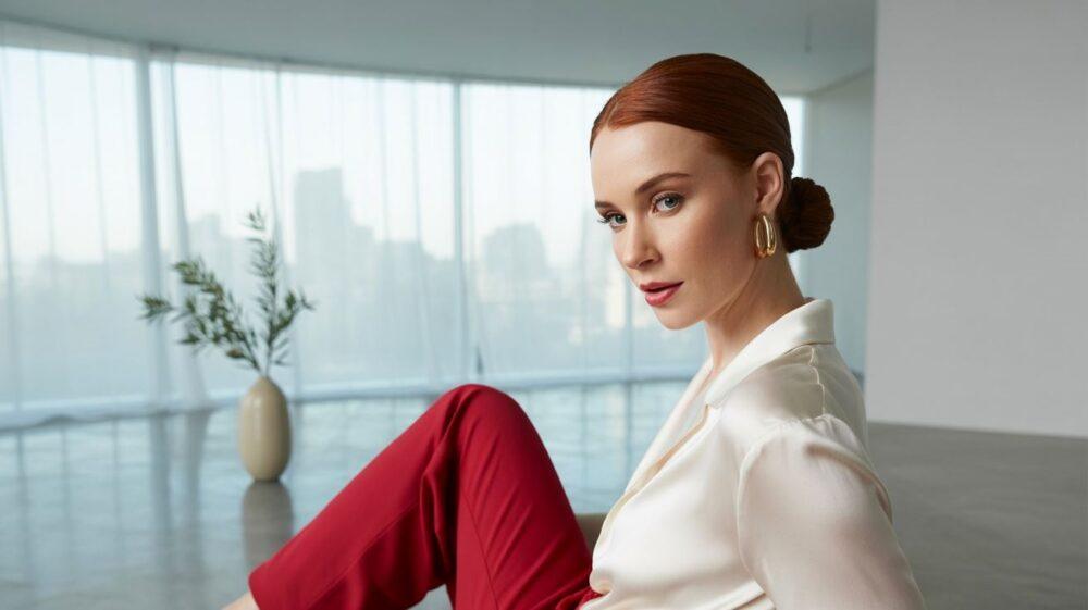 modna kobieta w czerwonych spodniach